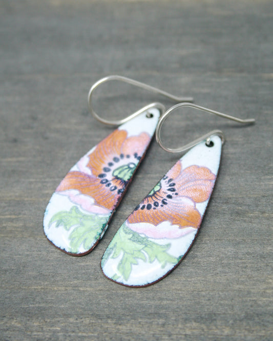 a pair of earrings with flowers on them